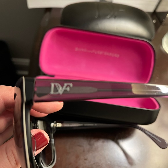 Diane Von Furstenberg women’s sunglasses w/ case - Picture 2 of 2
